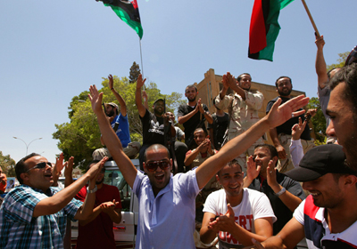 ليبيون يحتفلون بإجراء أول انتخابات برلمانية منذ 60 عاما